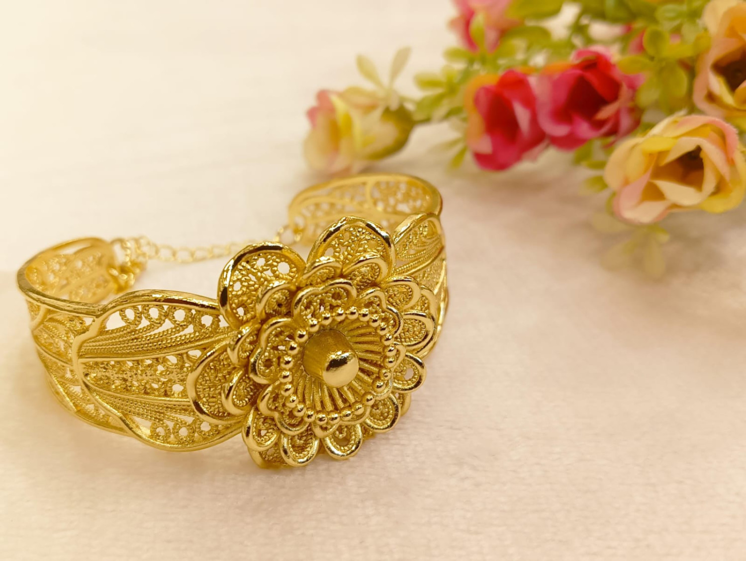 UNIQUE CUTWORK GOLD PLATE FLEXI BANGLE BRACELET